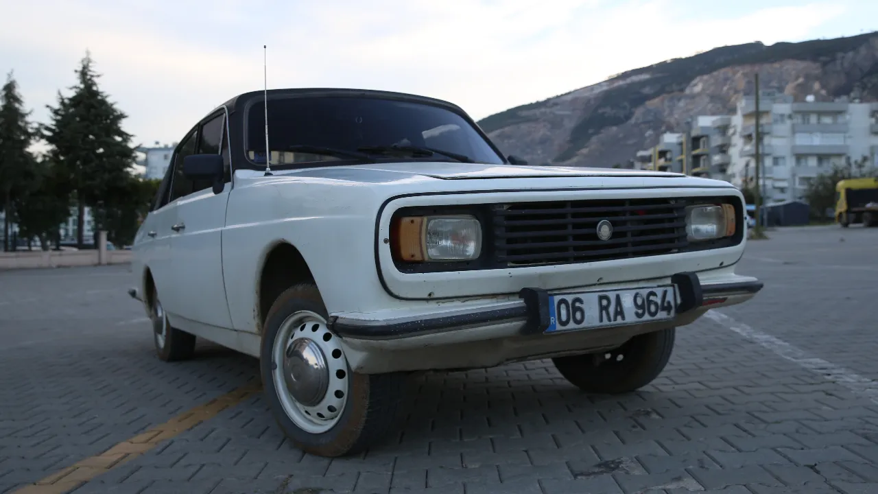 Israrlara rağmen satmıyor! 'Yakıtı çok az, parçası ucuz' dediği arabaya gözü gibi bakıyor