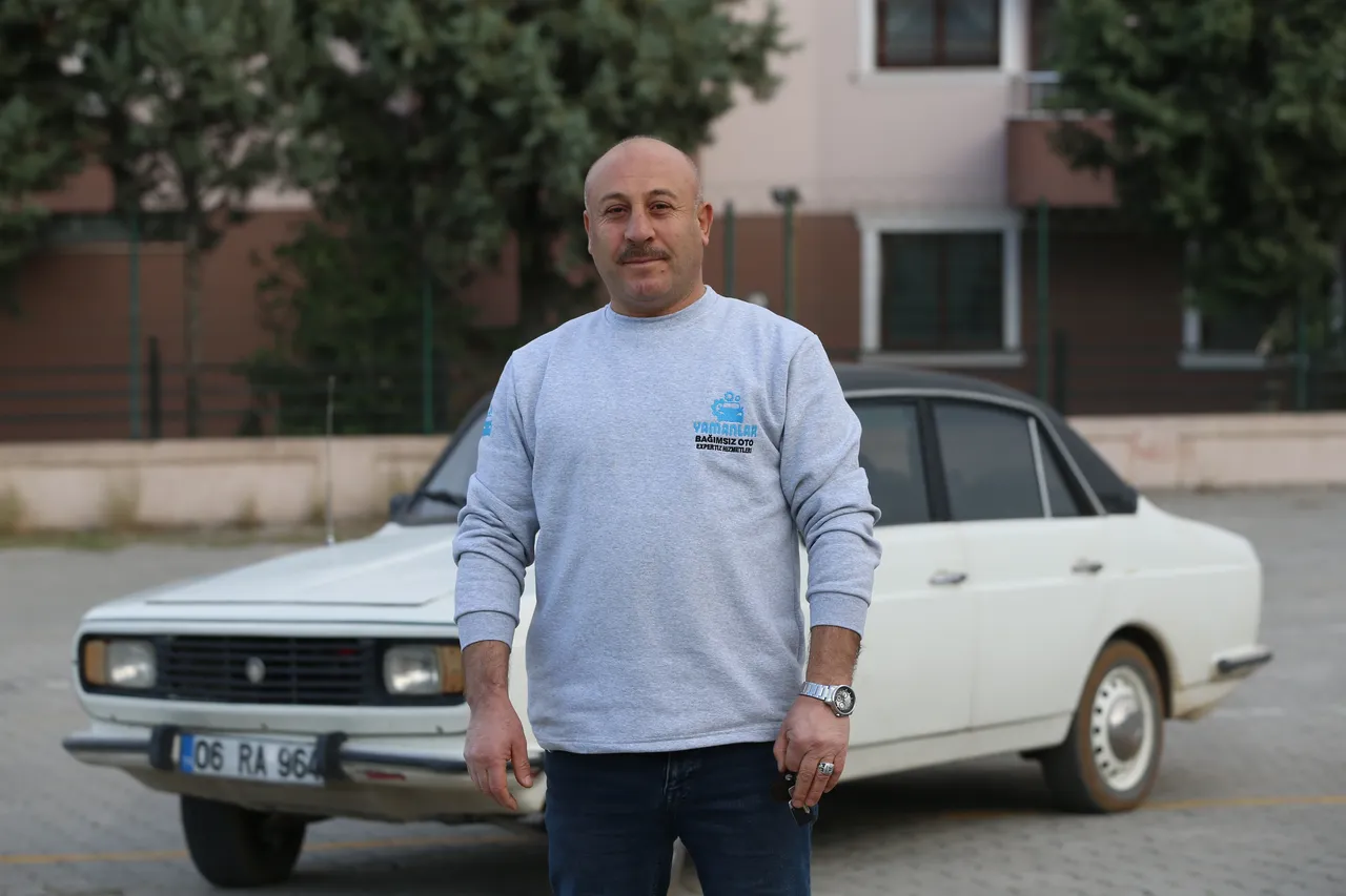 Israrlara rağmen satmıyor! Yakıtı çok az, parçası ucuz dediği arabaya gözü gibi bakıyor