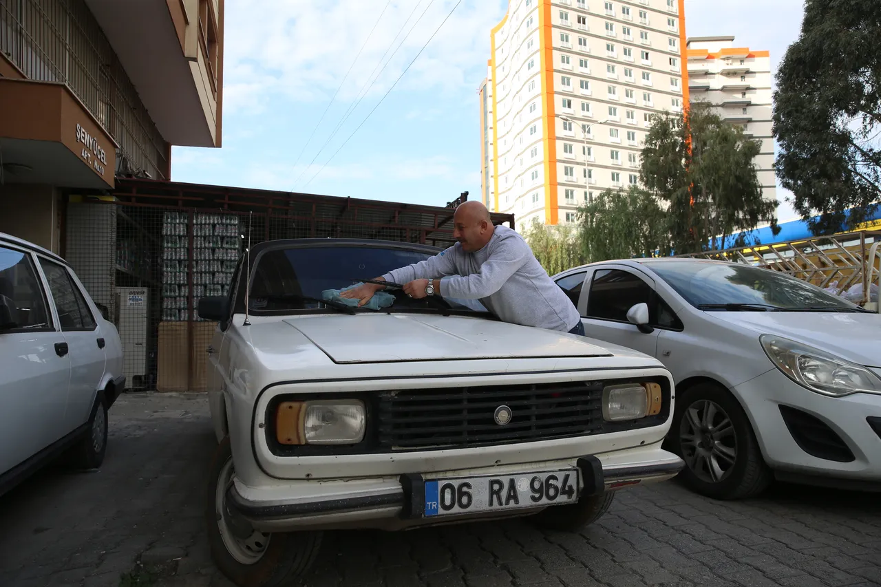 Israrlara rağmen satmıyor! Yakıtı çok az, parçası ucuz dediği arabaya gözü gibi bakıyor