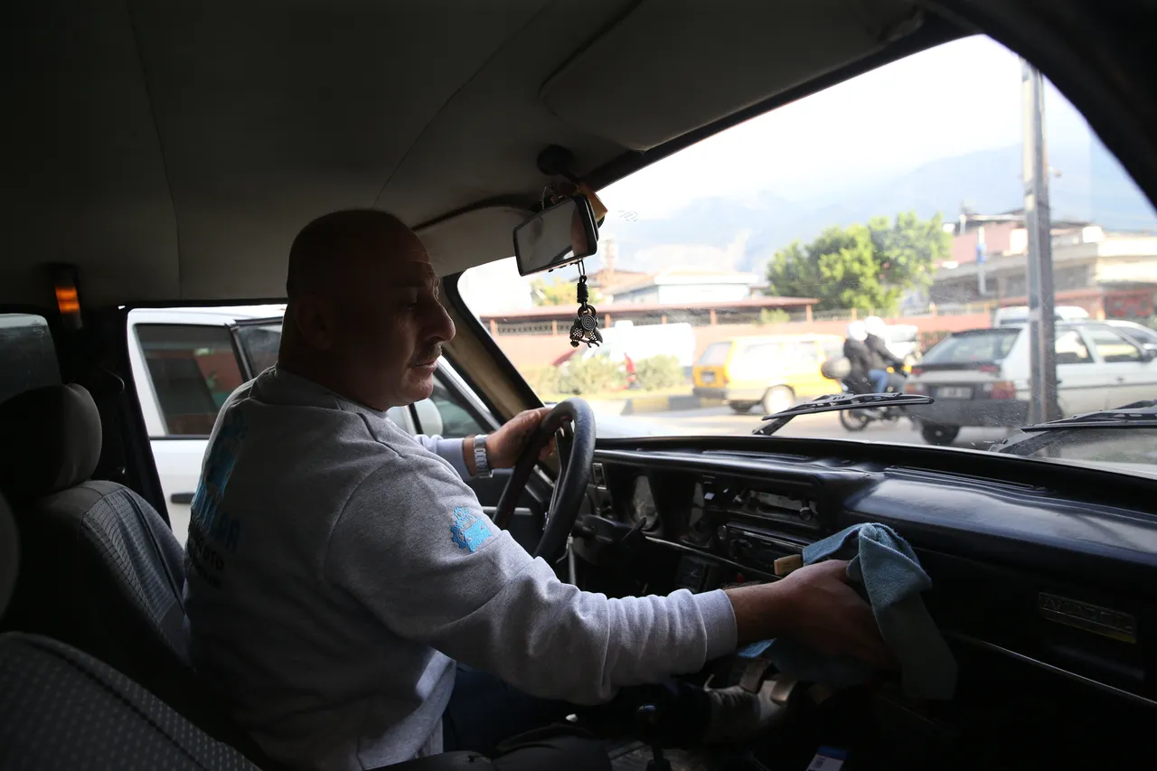 Israrlara rağmen satmıyor! Yakıtı çok az, parçası ucuz dediği arabaya gözü gibi bakıyor