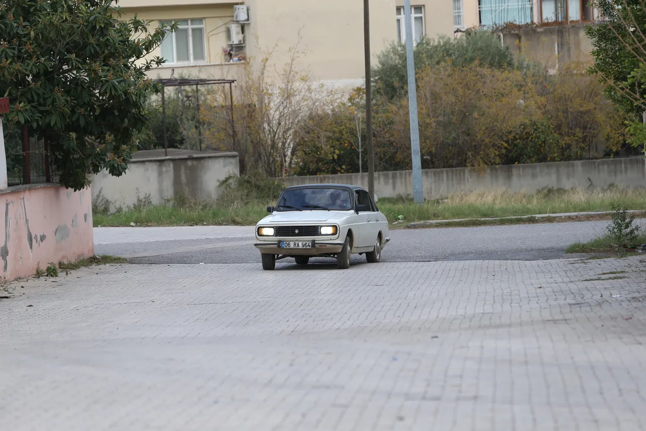Israrlara rağmen satmıyor! Yakıtı çok az, parçası ucuz dediği arabaya gözü gibi bakıyor