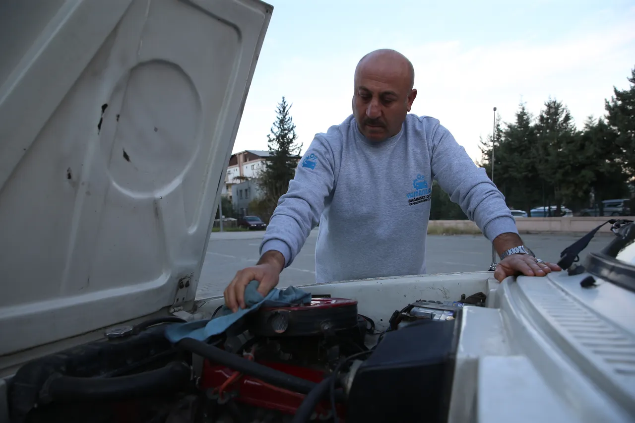 Israrlara rağmen satmıyor! Yakıtı çok az, parçası ucuz dediği arabaya gözü gibi bakıyor