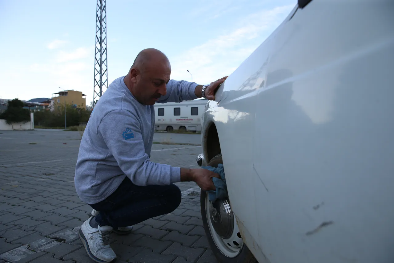 Israrlara rağmen satmıyor! Yakıtı çok az, parçası ucuz dediği arabaya gözü gibi bakıyor
