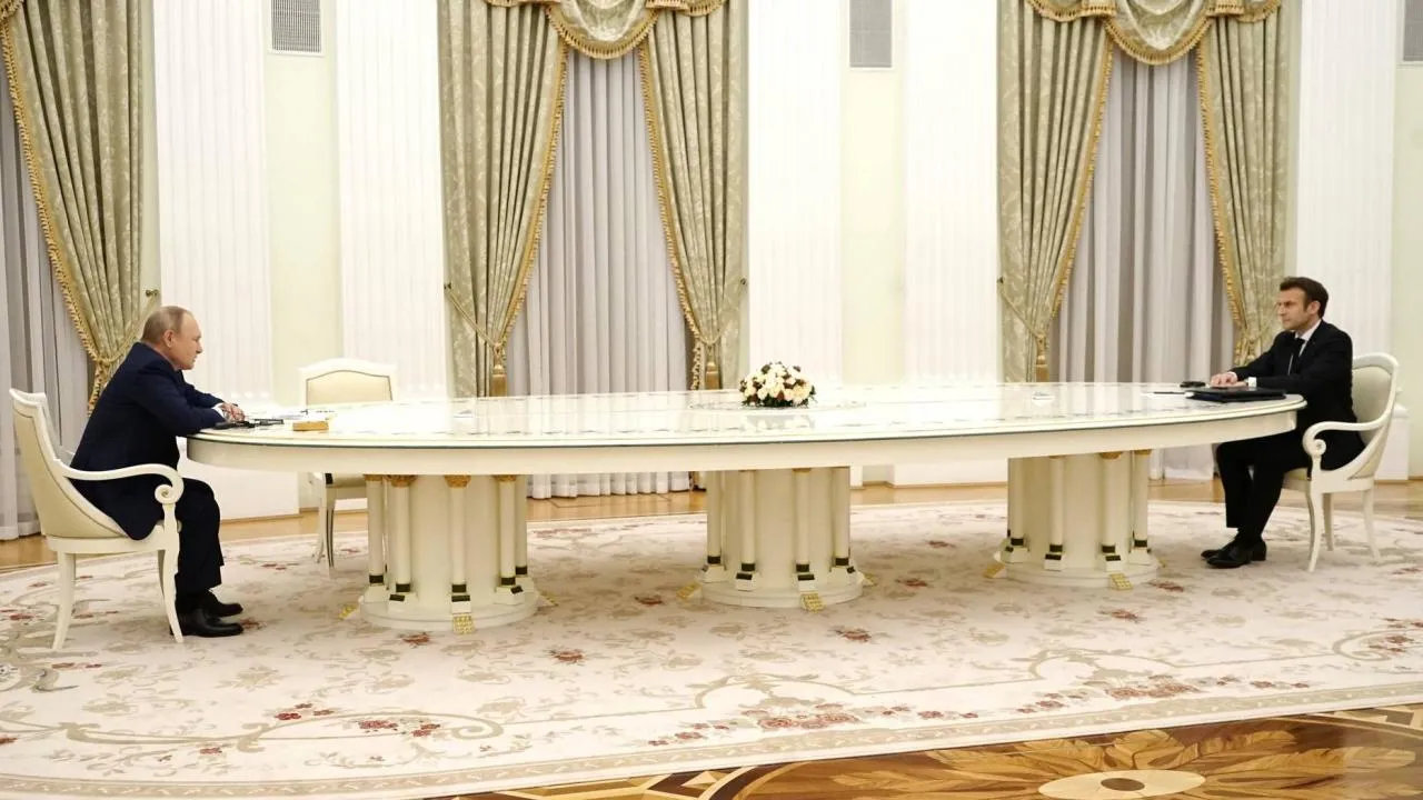 Fransa Cumhurbaşkanı Emmanuel Macron'un, Ukrayna krizini görüşmek için gittiği Rusya'da, Devlet Başkanı Vladimir Putin tarafından uzunca bir masanın öteki ucunda karşılanması, Fransız basınında geniş yer bulmuştu (2022)
