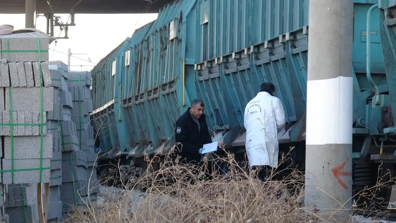 Malatya'da acı kaza! Karşıya geçmek isteyen gence yük treni çarptı