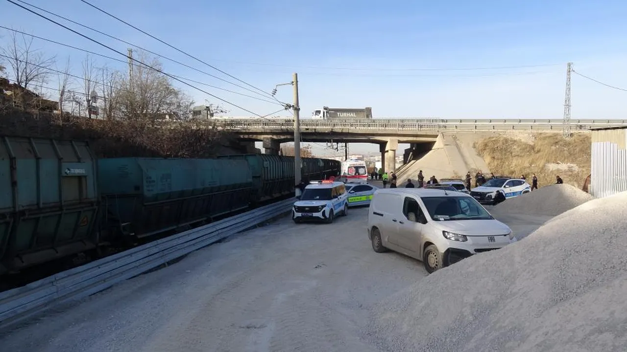 Malatya'da acı kaza! Karşıya geçmek isteyen gence yük treni çarptı