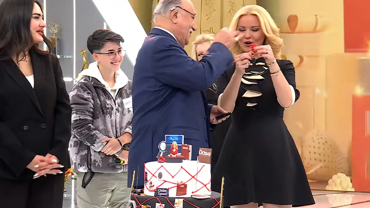 Müge Anlı’ya yayında 52. yaş kutlaması! Rahmi Özkan ‘altın’ geleneğini bozmadı