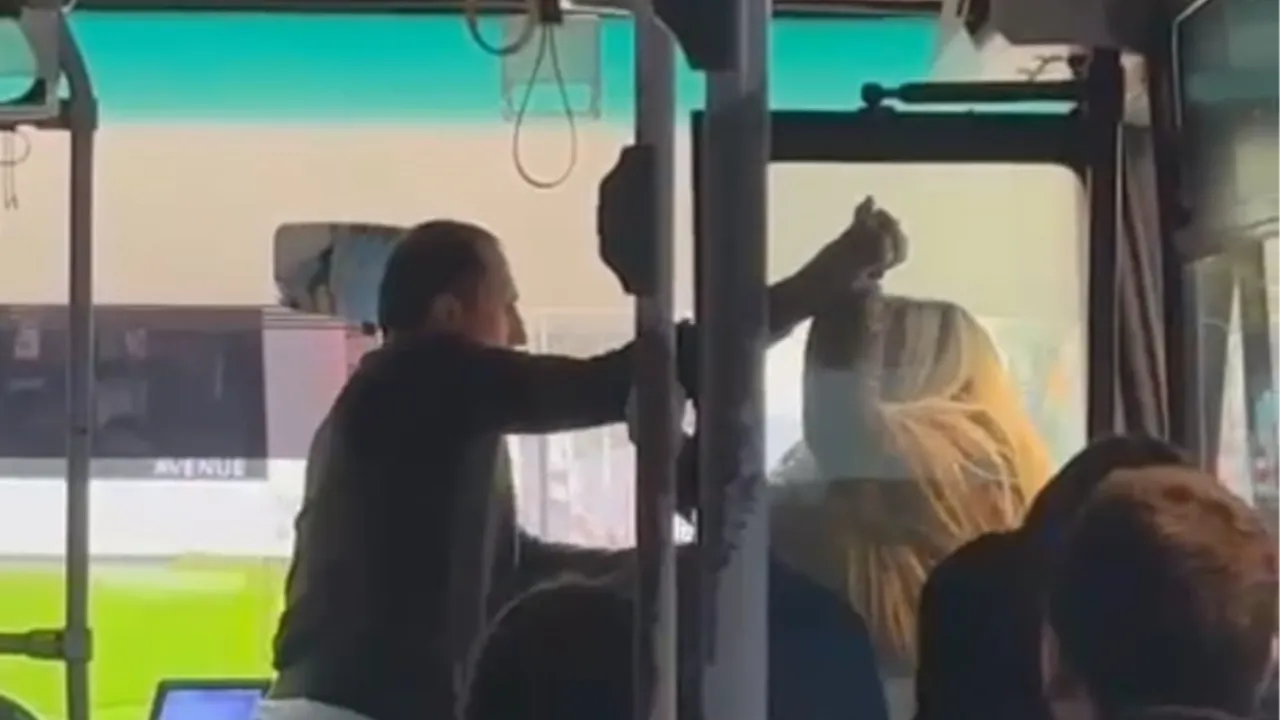 Otobüs şoförüyle kadın motosiklet sürücüsünün yol kavgası! Eline ne geçtiyse fırlattı