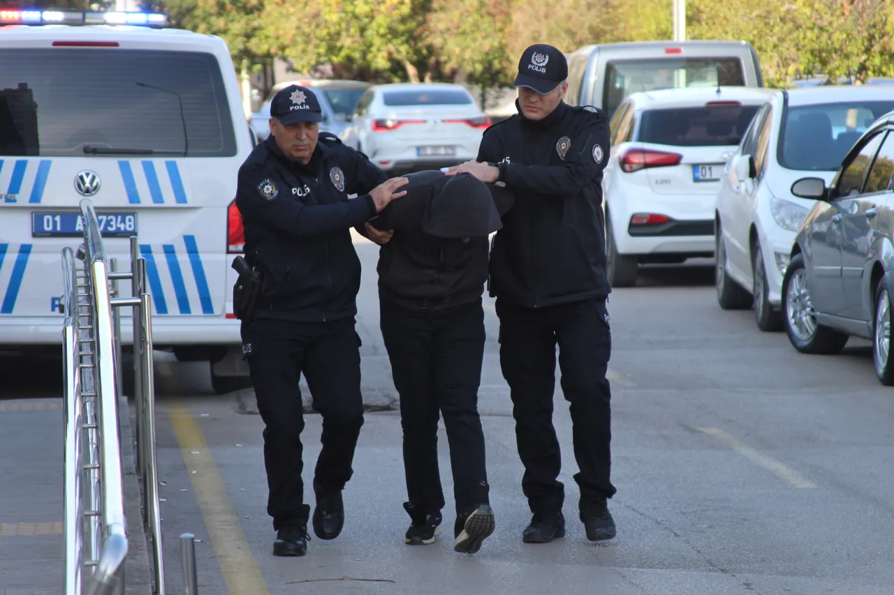 Otobüs şoförüyle kadın motosiklet sürücüsünün yol kavgası! Eline ne geçtiyse fırlattı