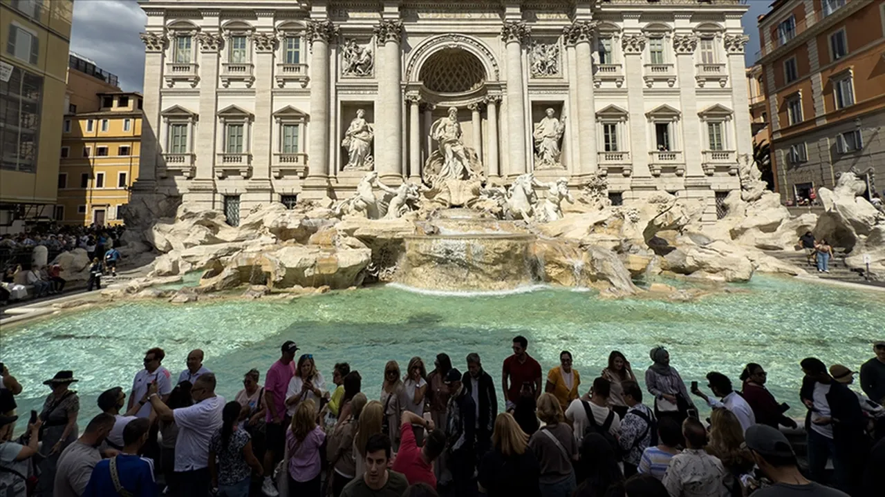 Roma turist akını sonrası karar aldı: Trevi Çeşmesi artık paralı!