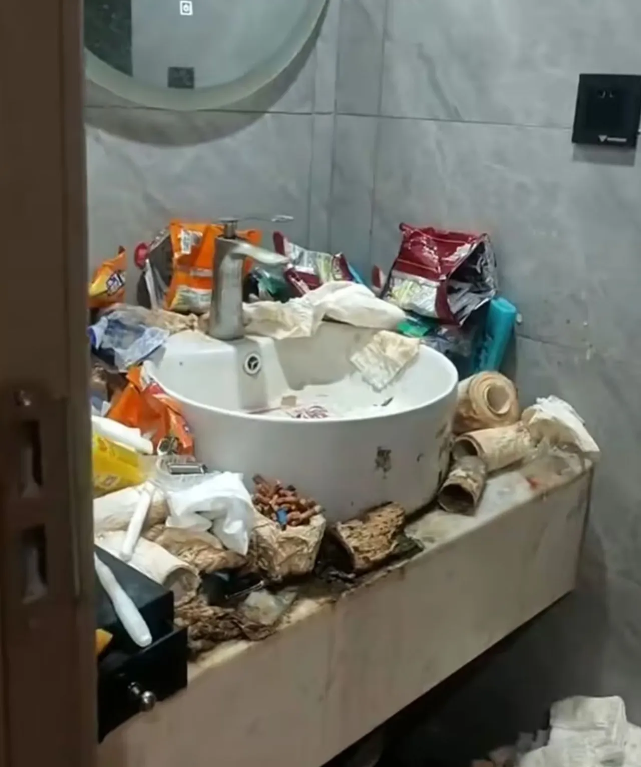 Şok eden manzara! 2 yıl boyunca aynı odada kaldı, otel yönetimine ‘pes’ dedirtti