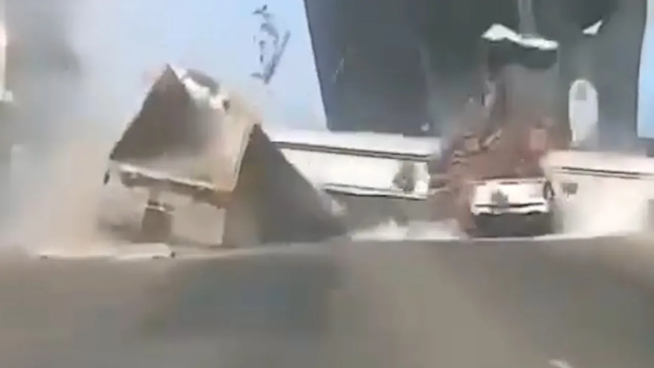 Taylandda korkunç kaza! Damperi açık olan kamyon üst geçidi yıktı