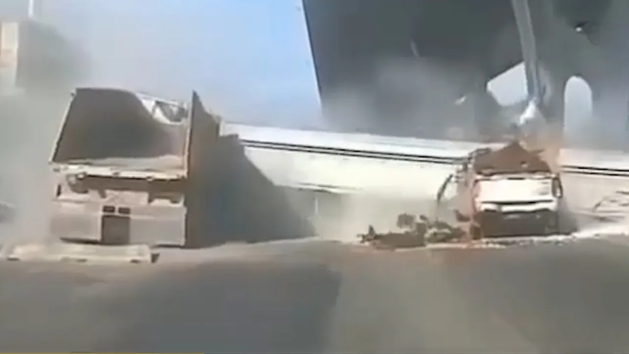 Taylandda korkunç kaza! Damperi açık olan kamyon üst geçidi yıktı