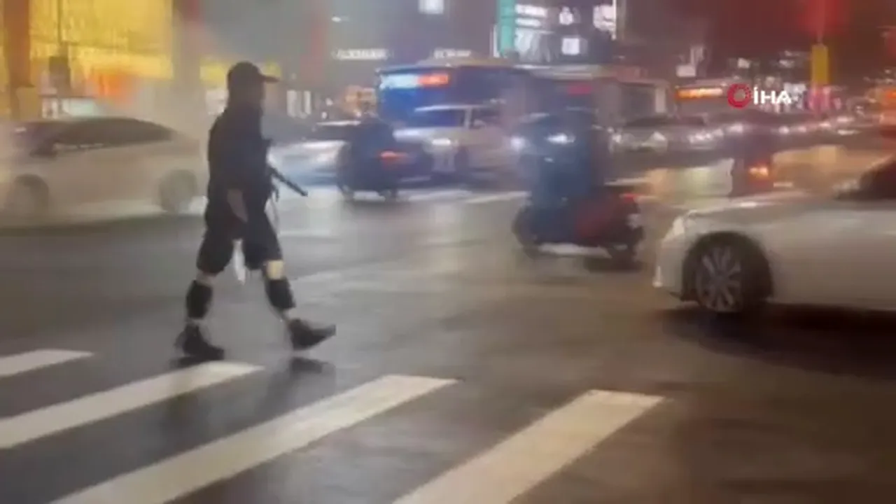 Tayvan metrosunda korku dolu anlar! Önce sis bombası attı, sonra bıçakla saldırdı: Ölü ve yaralılar var