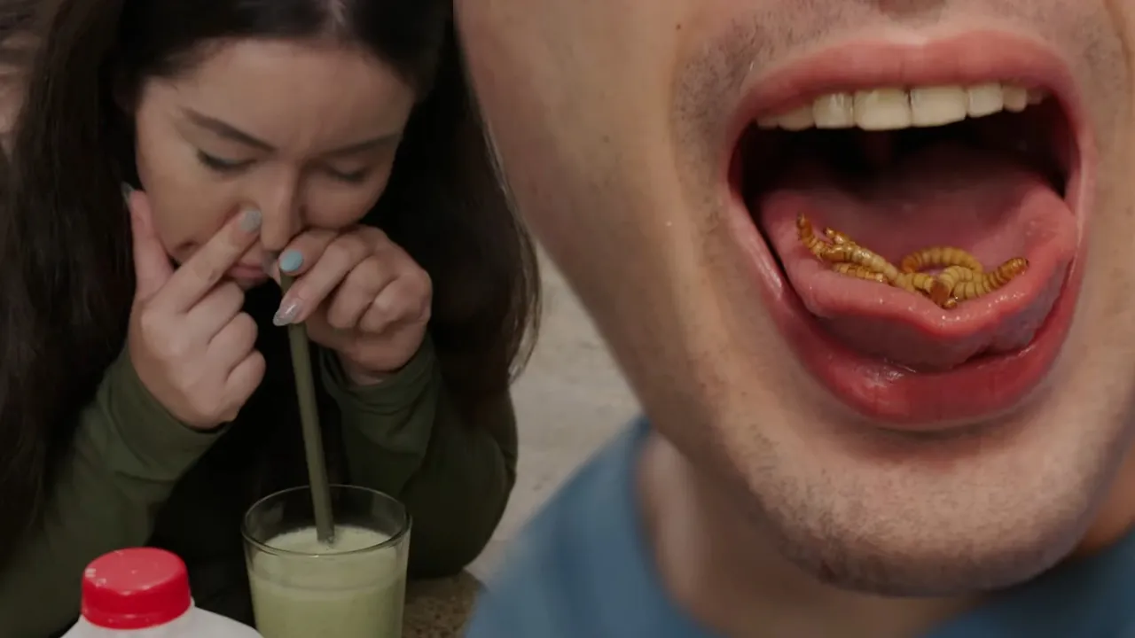 Tuhaf bağımlılıklar ekranda: Yemeklerini burnundan çeken de var, böcek yiyen de