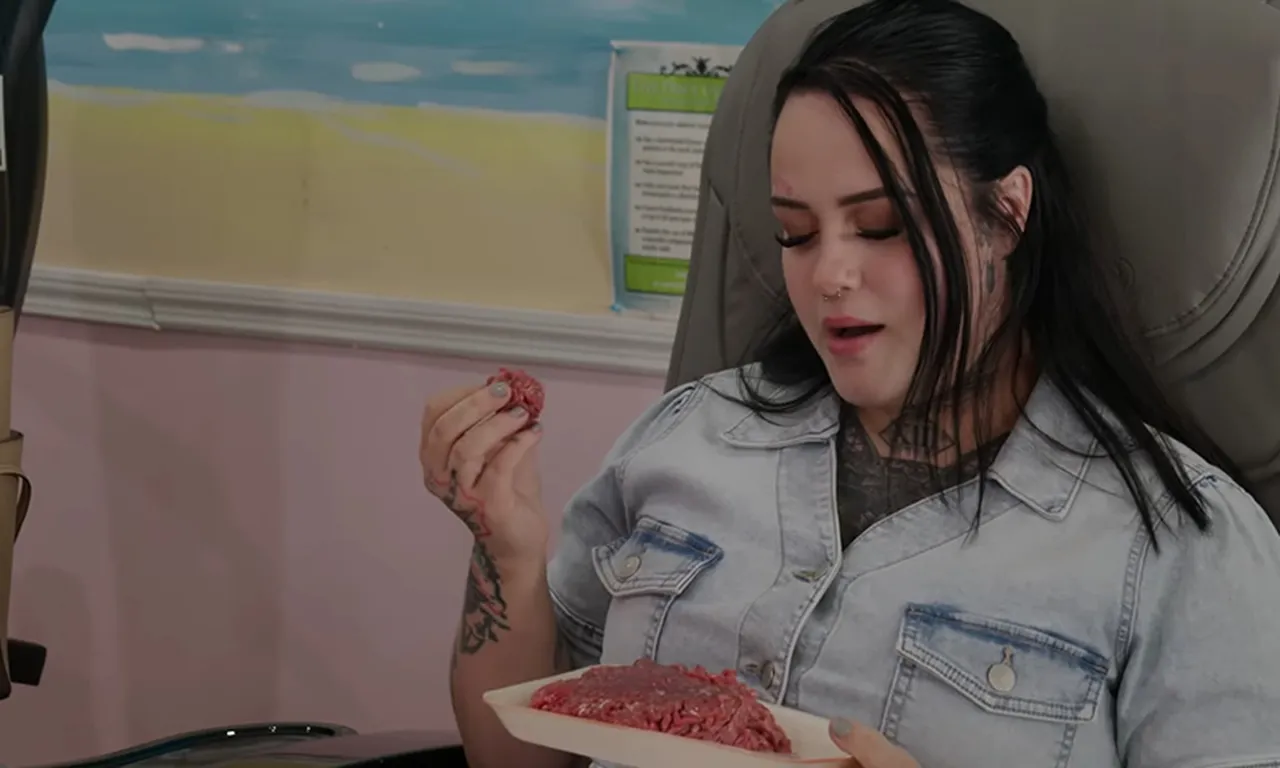 Tuhaf bağımlılıklar ekranda: Yemeklerini burnundan çeken de var, böcek yiyen de