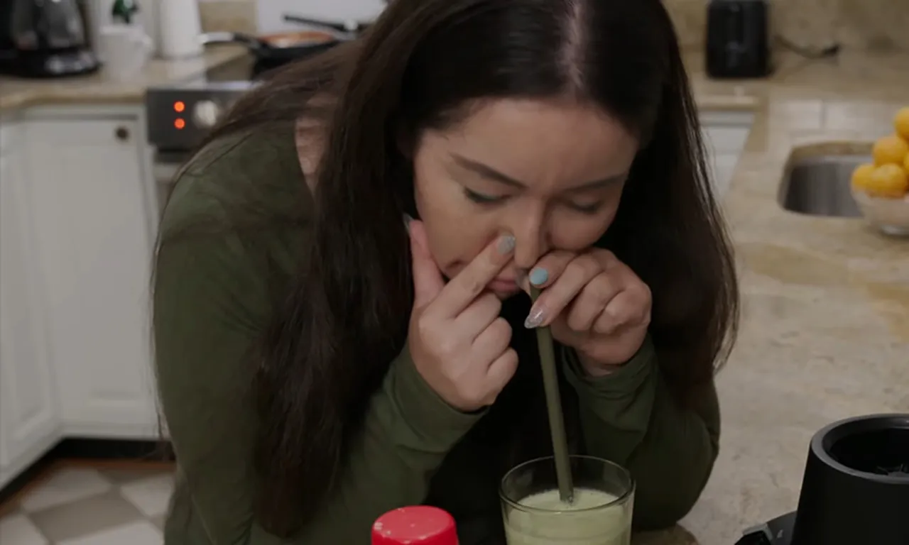 Tuhaf bağımlılıklar ekranda: Yemeklerini burnundan çeken de var, böcek yiyen de