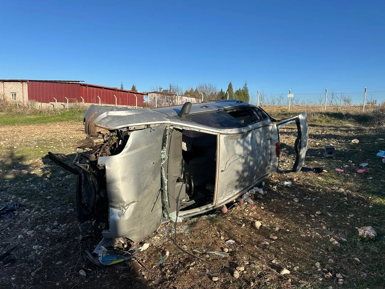 Uşak’ta tarlaya devrilen otomobildeki 5 kişi yaralandı