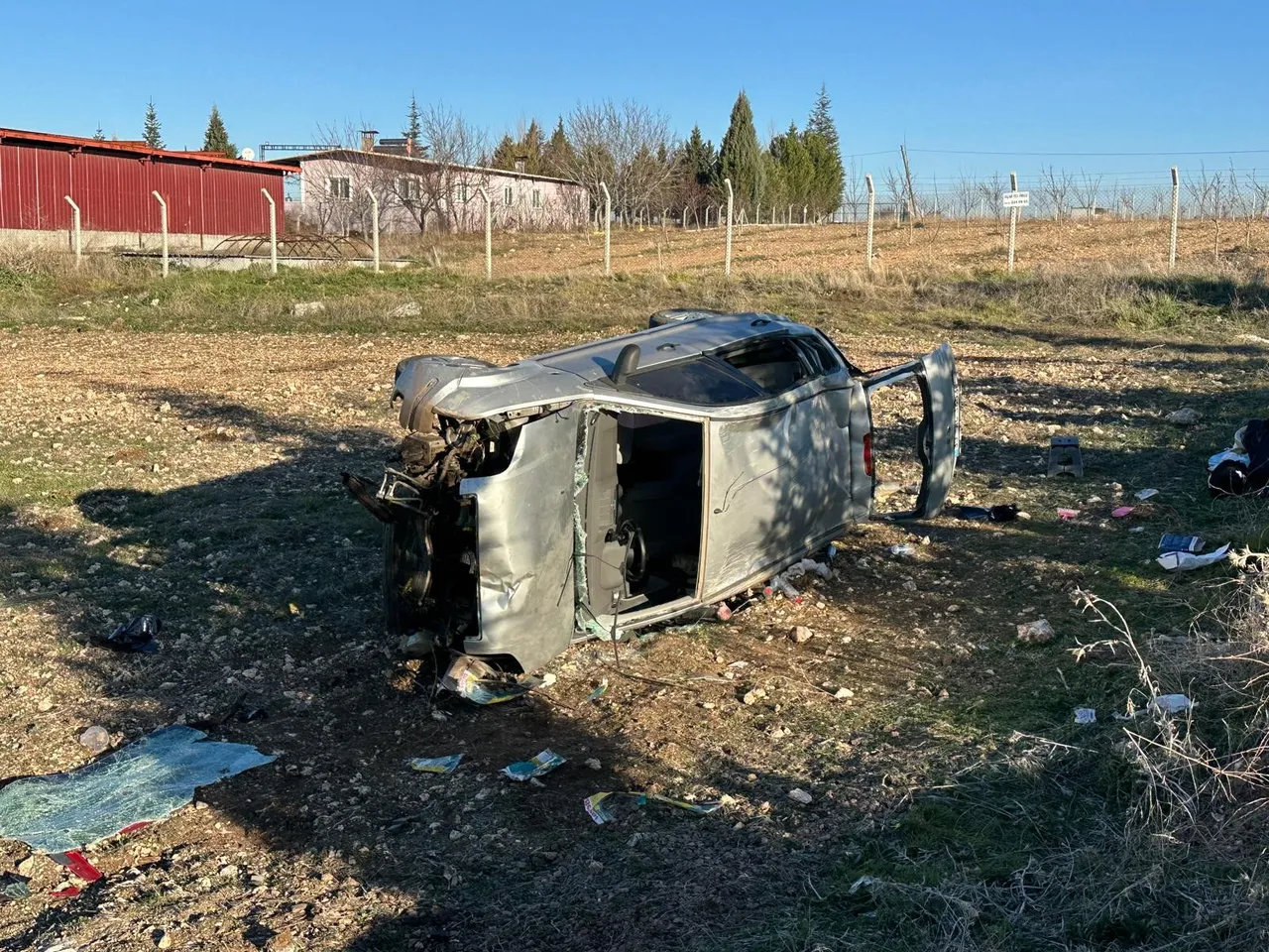 Uşak’ta tarlaya devrilen otomobildeki 5 kişi yaralandı