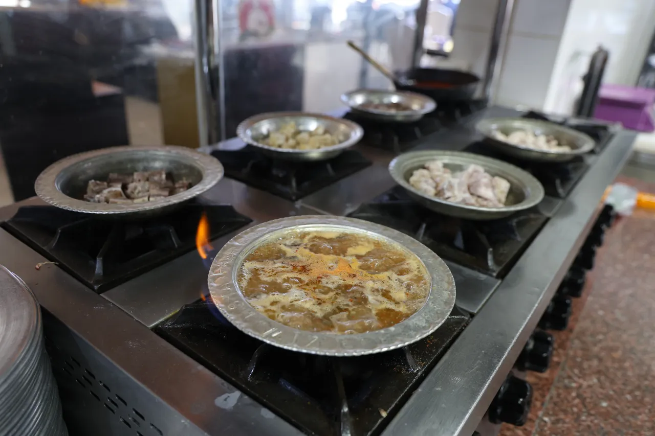 Yüksek sıcaklıktaki fırınlarda 8 saat pişiriliyor