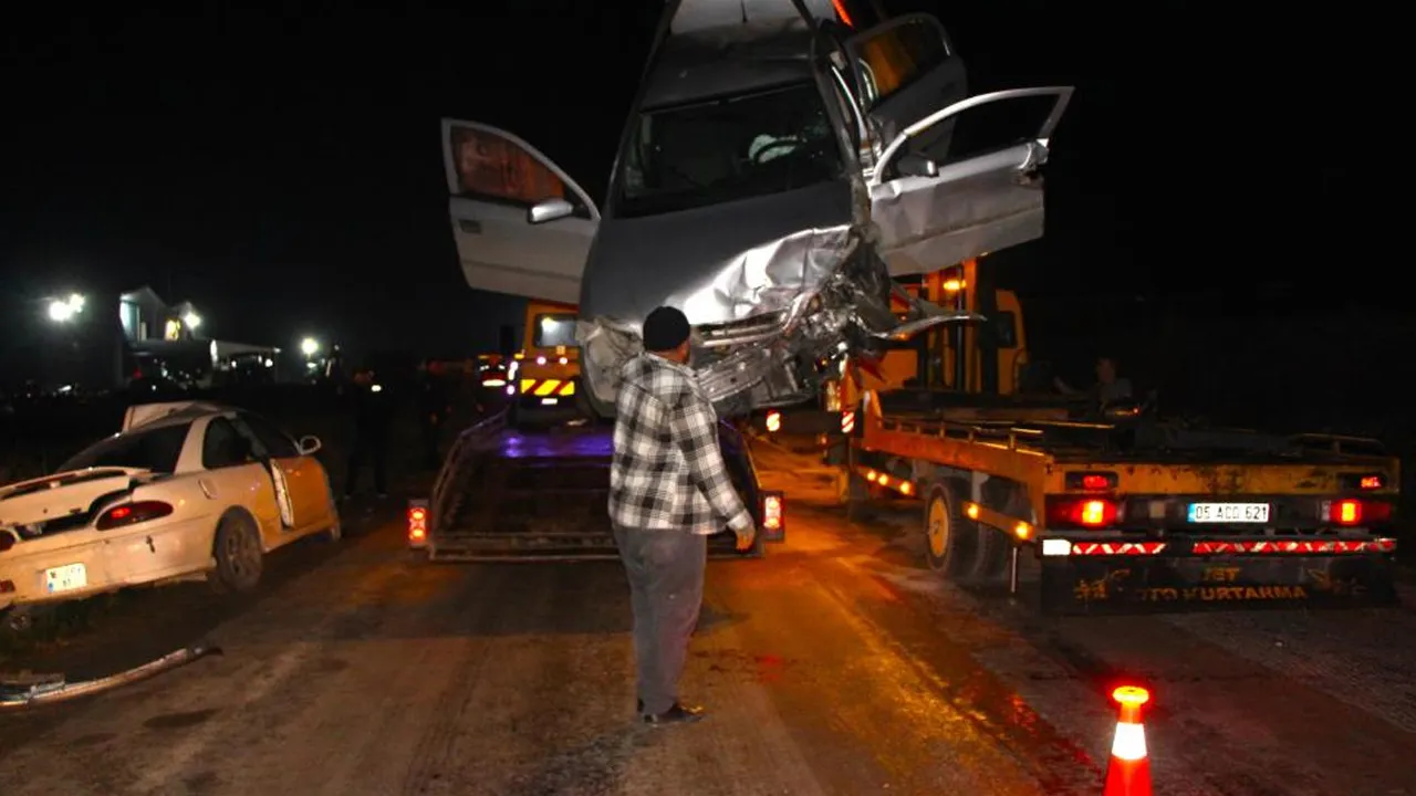 Amasya'da iki araç çarpıştı, can pazarı yaşandı! 8 kişi hastaneye kaldırıldı