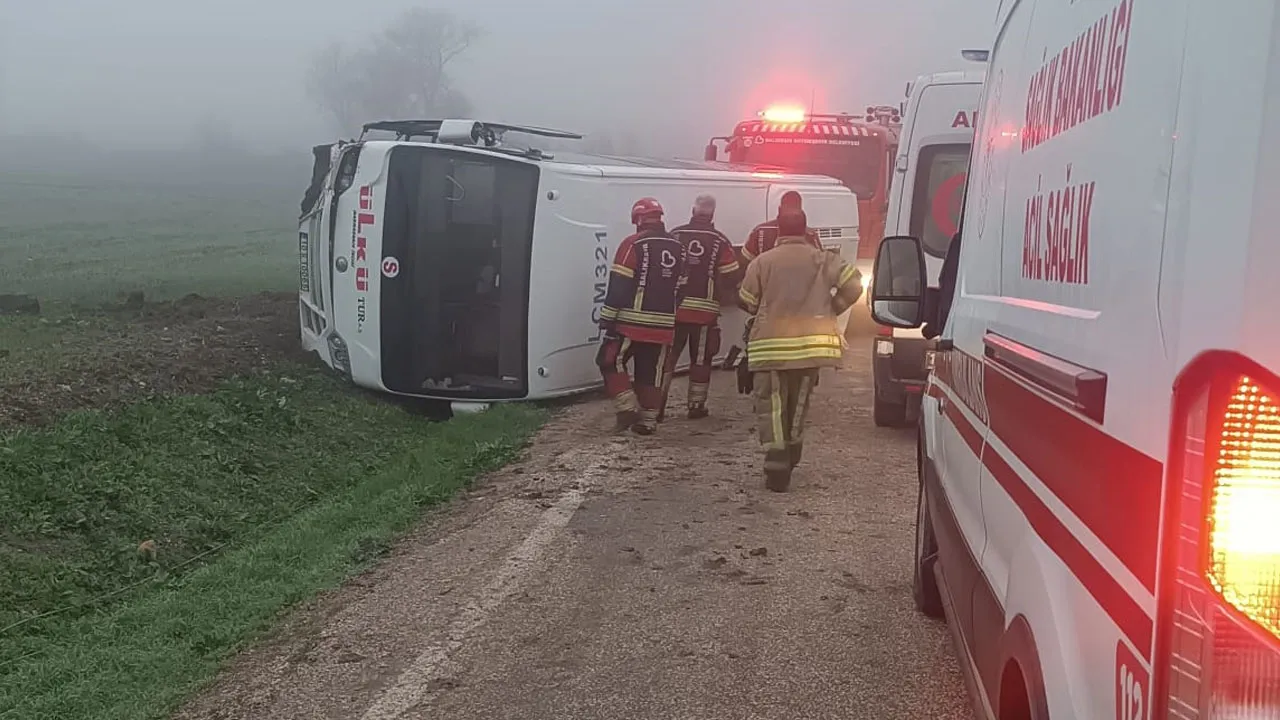Balıkesir'de öğrenci servisi devrildi: 9 kişi yaralandı