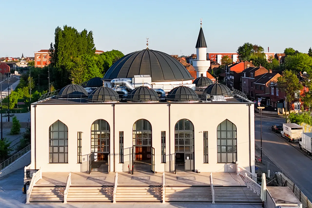 23 metre yüksekliğinde 1 minaresi, 15 metre yüksekliğinde 1 ana kubbesi ve 7 küçük kubbesi bulunan caminin, mermerleri Konya'dan, kapılar Maraş'tan getirildi ve bünyesinde özel Manisa yün halısı kullanıldı.