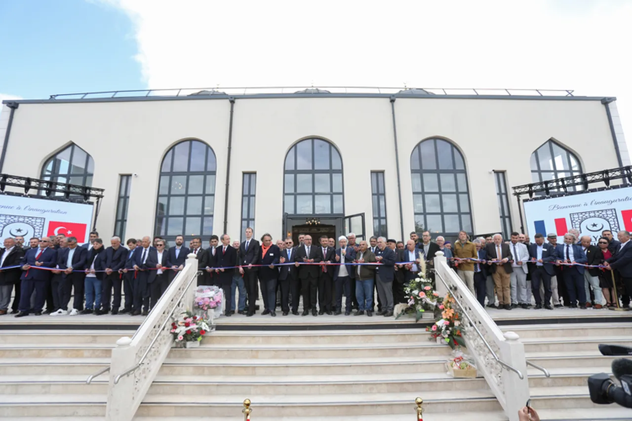 Eyüp Sultan Camisi'nin ibadete açılması dolayısıyla düzenlenen törene, Türkiye'nin Paris Başkonsolosu Kerem Yılmaz, Din Hizmetleri Genel Müdürü Şaban Kondi, DİTİB Fransa Başkanı ve Paris Din Hizmetleri Müşaviri Bayram Demirtaş, Yurtdışı Türkler ve Akraba Topluluklar Başkanlığı (YTB) Yurtdışı Vatandaşlar Daire Başkanı Fatih Nişancı, Eyüp Sultan Camisi Derneği Başkanı İbrahim Alcı, yerel yetkililer ve çok sayıda davetli katıldı.