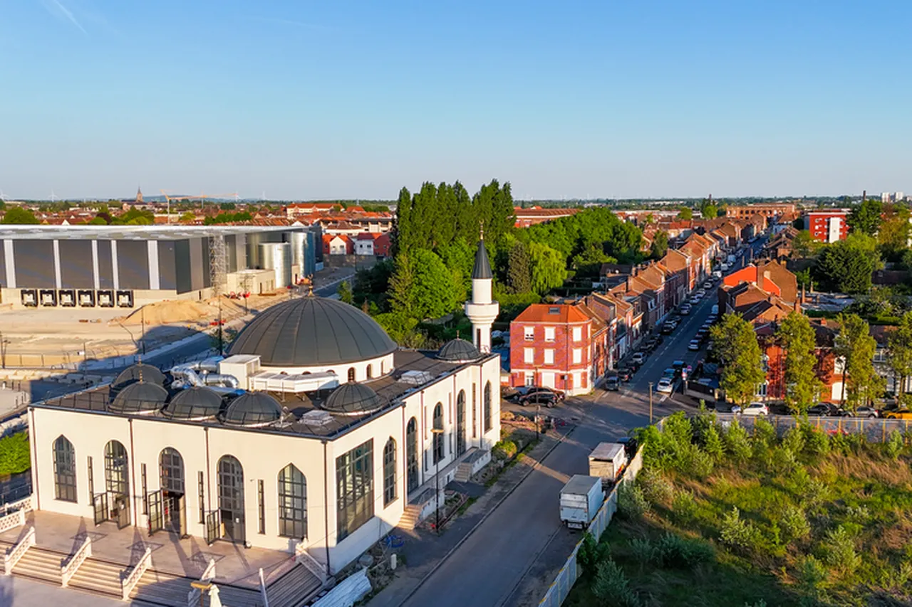Külliyenin hemen yanında Fransa Eğitim Bakanlığının müfredatını uygulayan ilkokul, ortaokul ve lise de yer alıyor. Bu okullarda öğrencilere Türkçe ve din dersleri de veriliyor. Hafta içi ve hafta sonu bu okulda 1000 civarında öğrenci öğrenim görüyor.