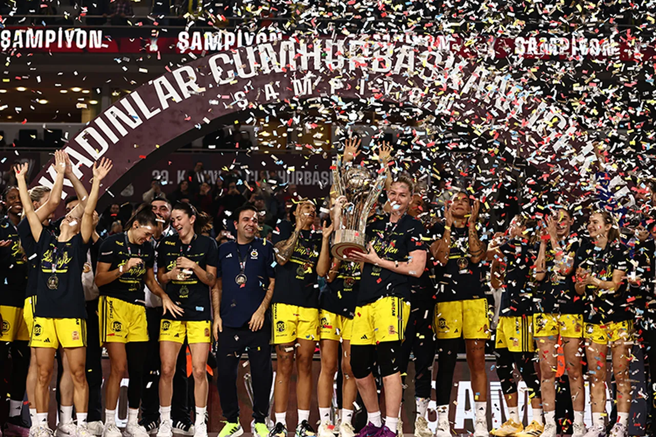 13 kez kaldıran, 10 defa ise final oynayan Fenerbahçe, organizasyonun en başarılı takımı
