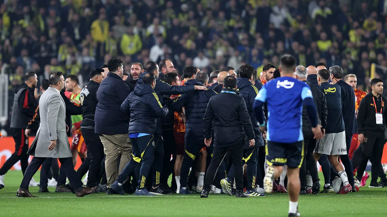 Derbinin ardından PFDK sevkleri açıklandı! Fenerbahçe ve Galatasaray'dan ikişer isim disipline gönderildi