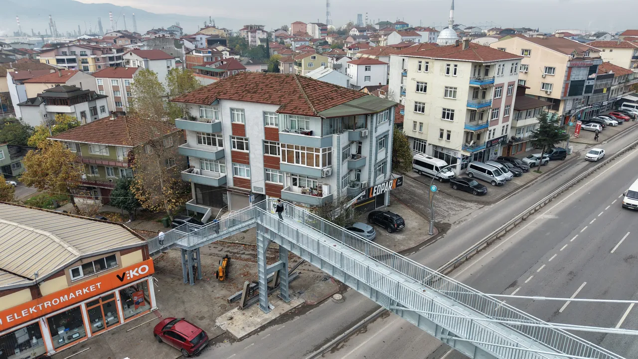 "Evim görünüyor" diyerek mahkemeye verdi! Üst geçidi yıktırdı