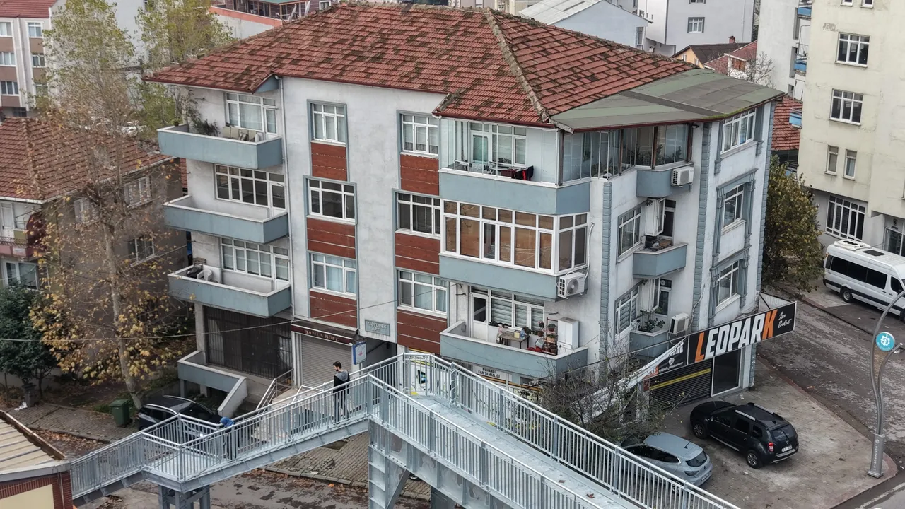 "Evim görünüyor" diyerek mahkemeye verdi! Üst geçidi yıktırdı