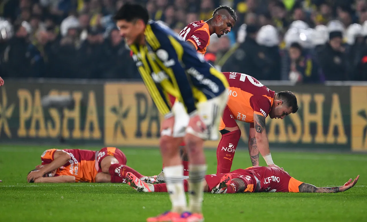 Takım arkadaşı Torreira ile çarpışan Kazımcan, 90+4'tge sedyeyle oyun dışına çıkarıldı