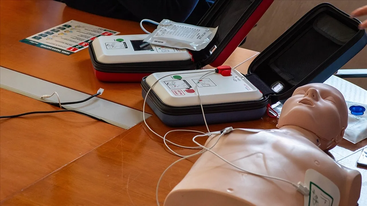 Otomatik Eksternal Defibrilatör (OED) cihazı