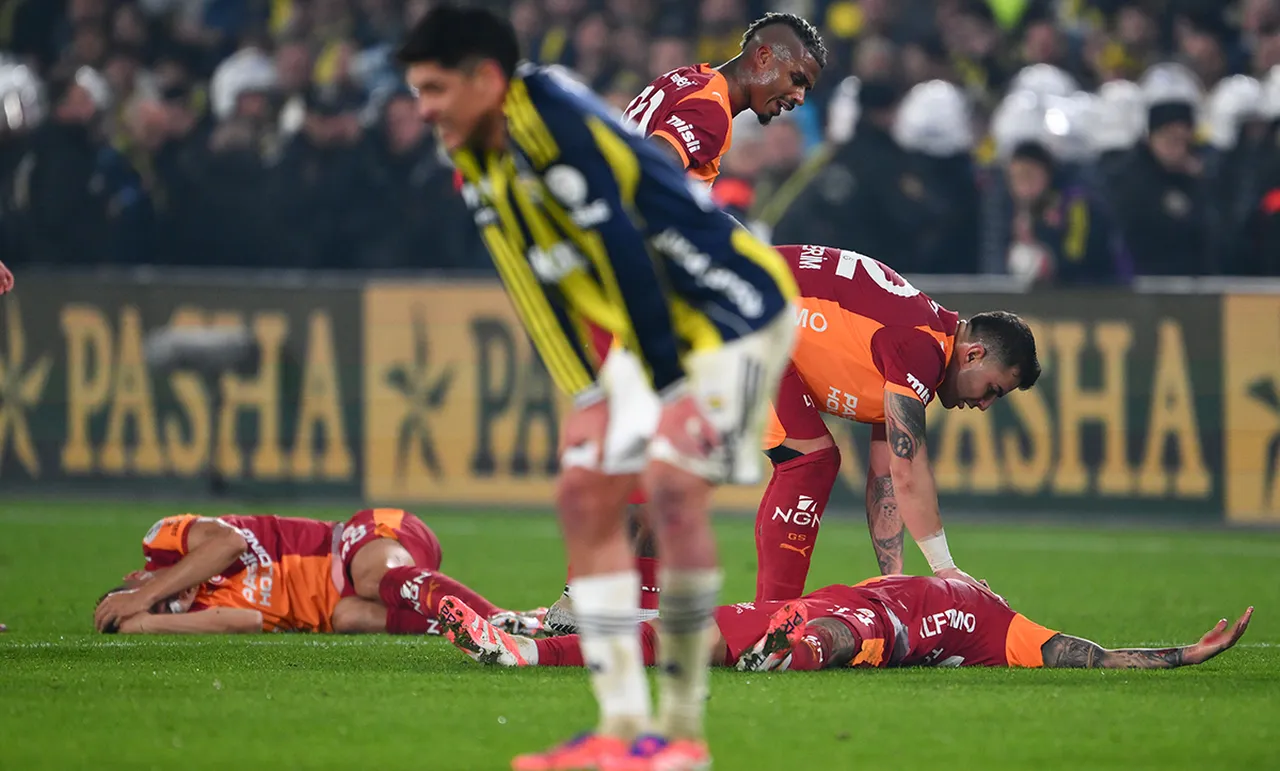 Torreira ile Kazımcan Karataş'ın bir pozisyon sonrası yerde kaldığı an