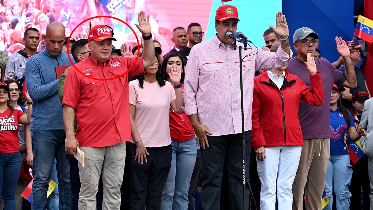 Maduro'dan halkına söz verdi! Konuşmaya Bakan'ın şapkası damga vurdu