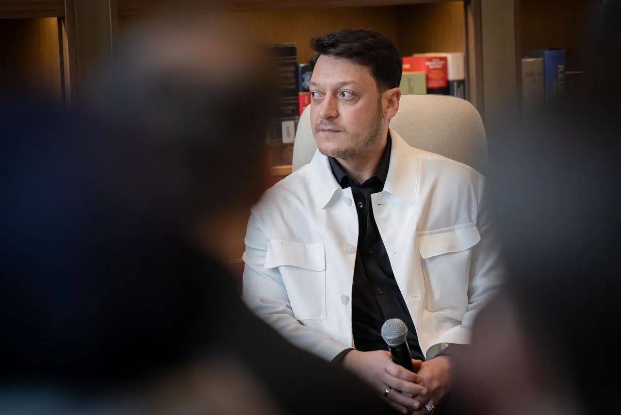 Mesut Özil, "Kütüphane Sohbetleri" programına konuk oldu