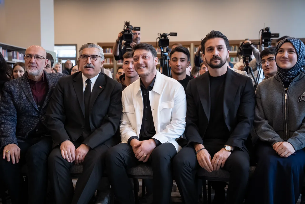 Mesut Özil, "Kütüphane Sohbetleri" programına konuk oldu