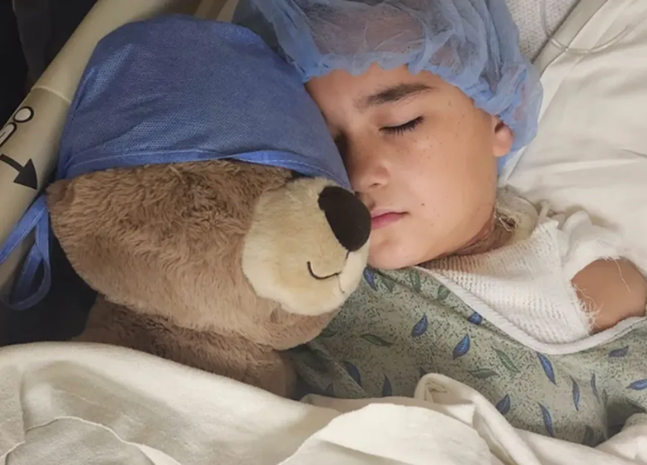 Metal kolyesi prize sıkıştı! Küçük çocuk uykusunda faciayı yaşadı