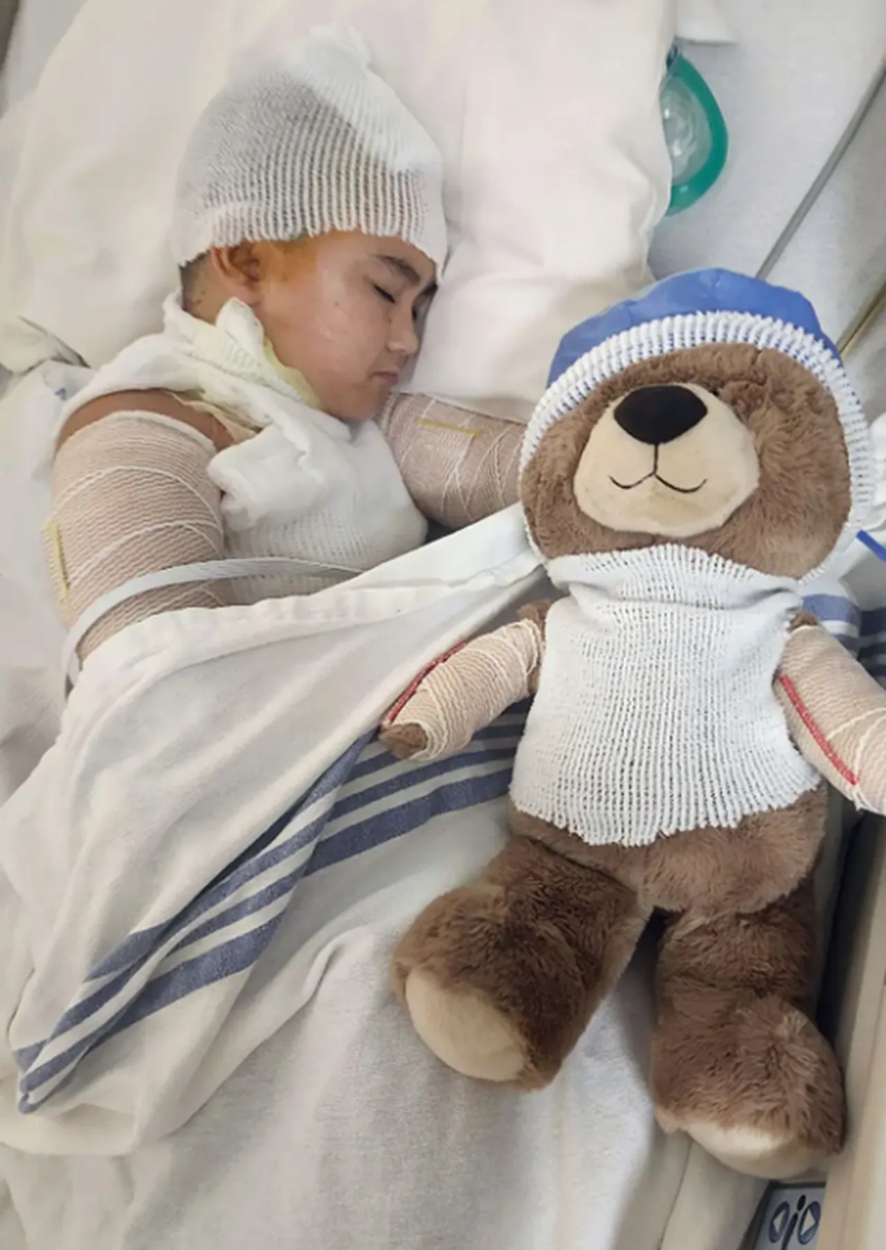 Metal kolyesi prize sıkıştı! Küçük çocuk uykusunda faciayı yaşadı