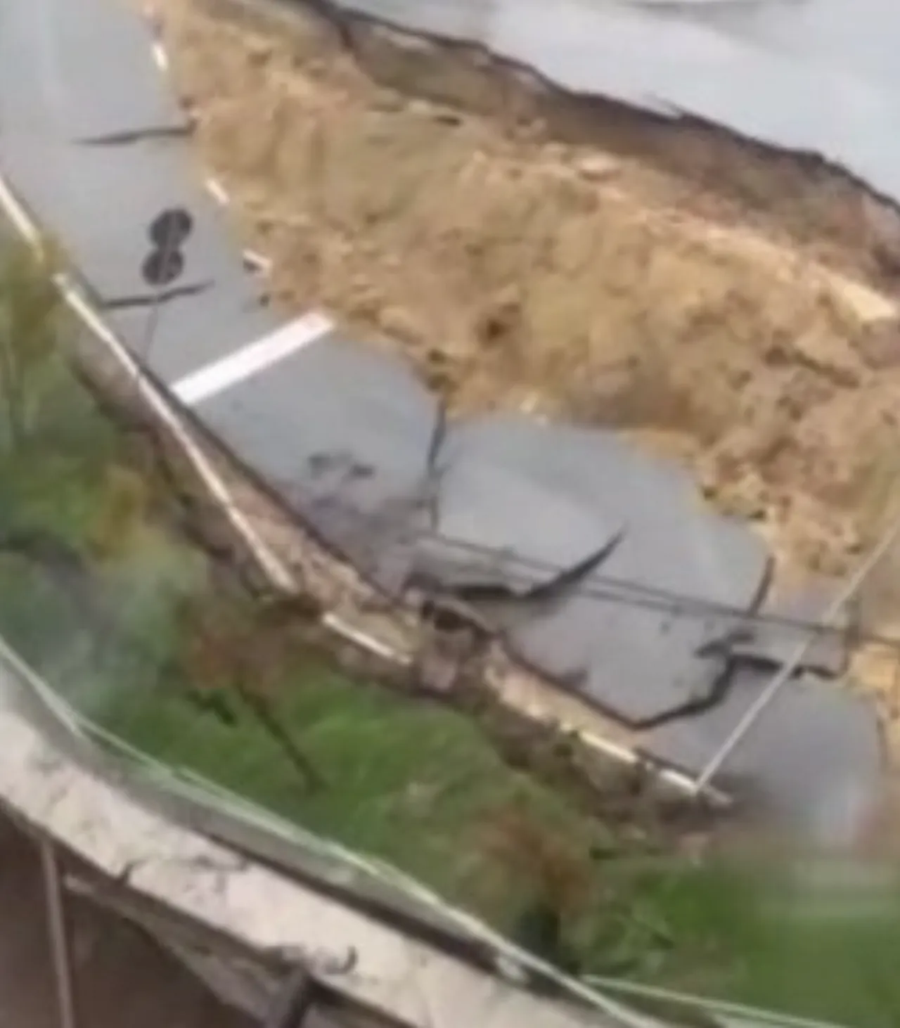 Sırbistan’da istinat duvarı çöktü, yol ikiye ayrıldı! O anlar kamerada