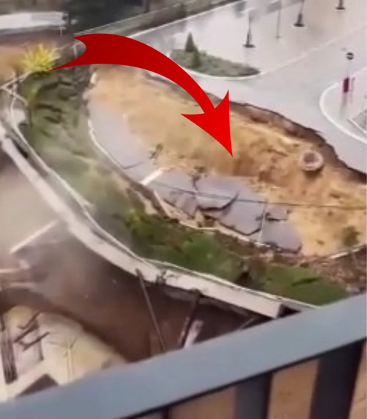 Sırbistan’da istinat duvarı çöktü, yol ikiye ayrıldı! O anlar kamerada