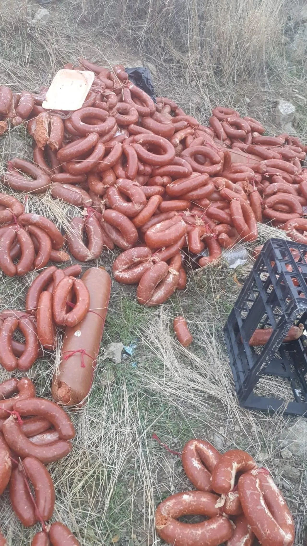 Sucuk, kavurma ve salam... Boş arazide yüzlerce kilo bulundu