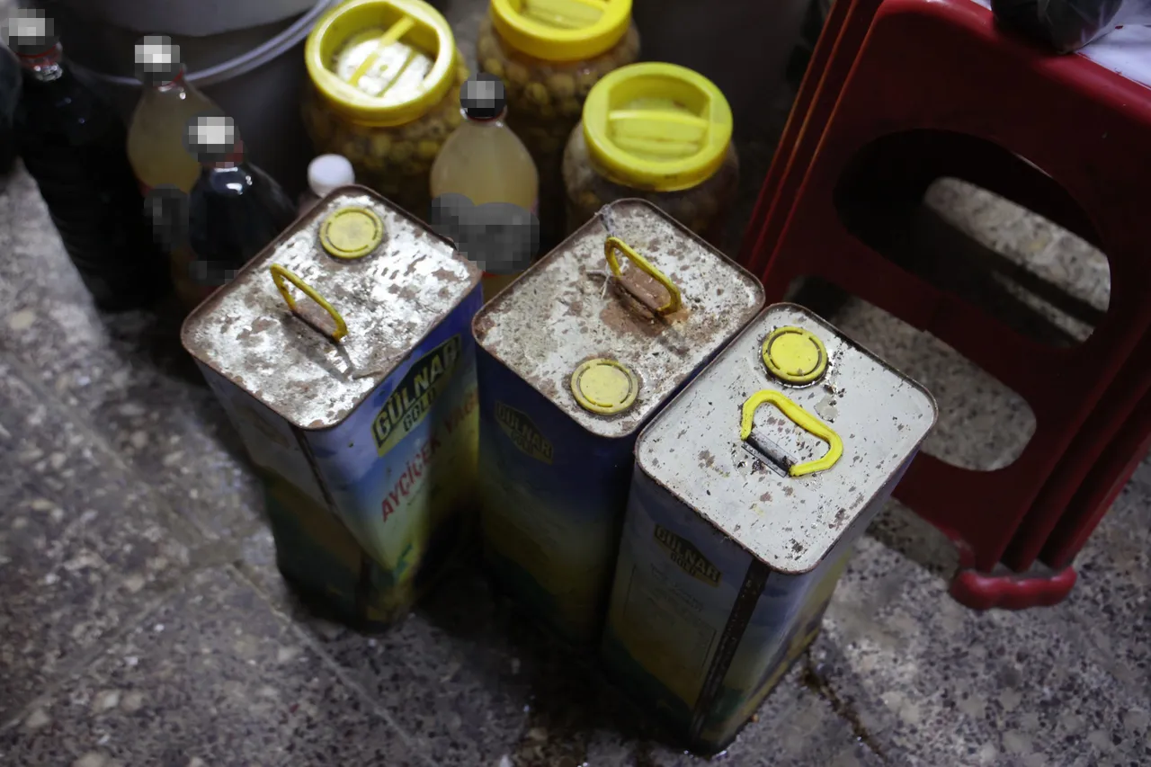 Tenekelerin kapakları pas tutmuş