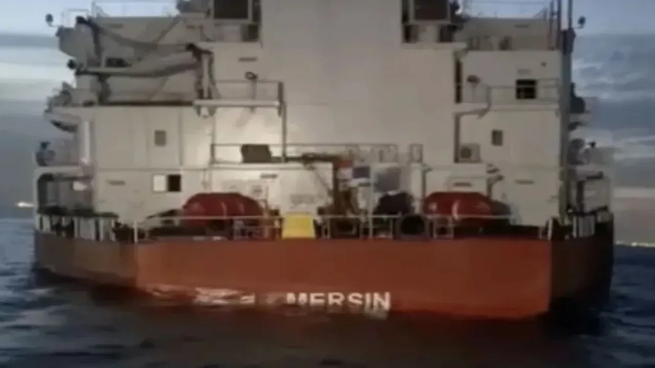 Gemi, Afrika açıklarında batmaya başladı