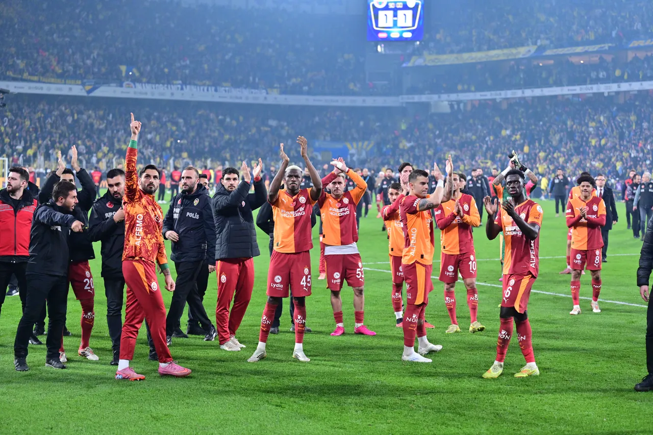 Galatasaray takımı, maç sonucunu taraftarlarıyla kutlarken