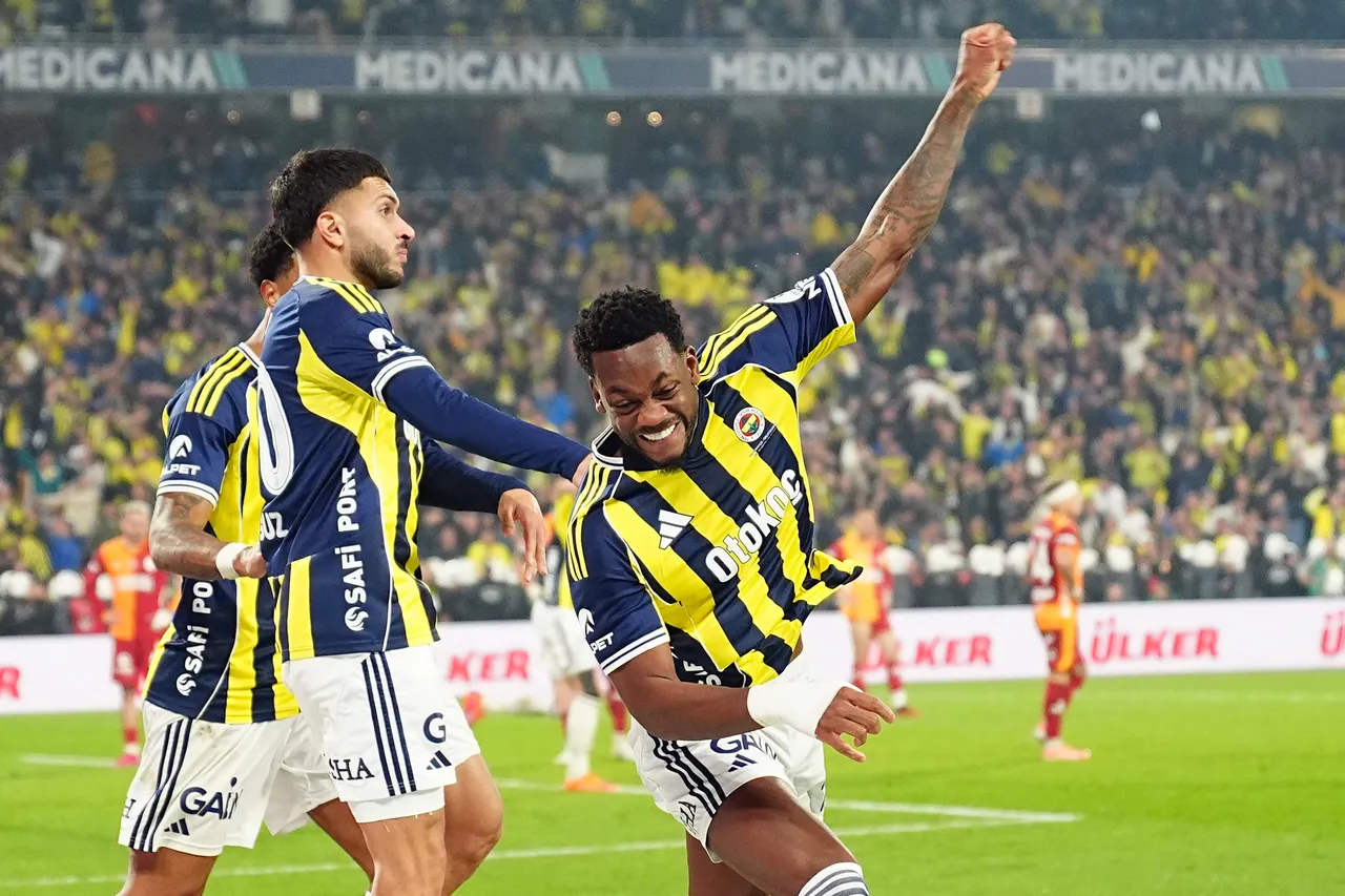 Jhon Duran 90+5'de attığı gole sevinirken