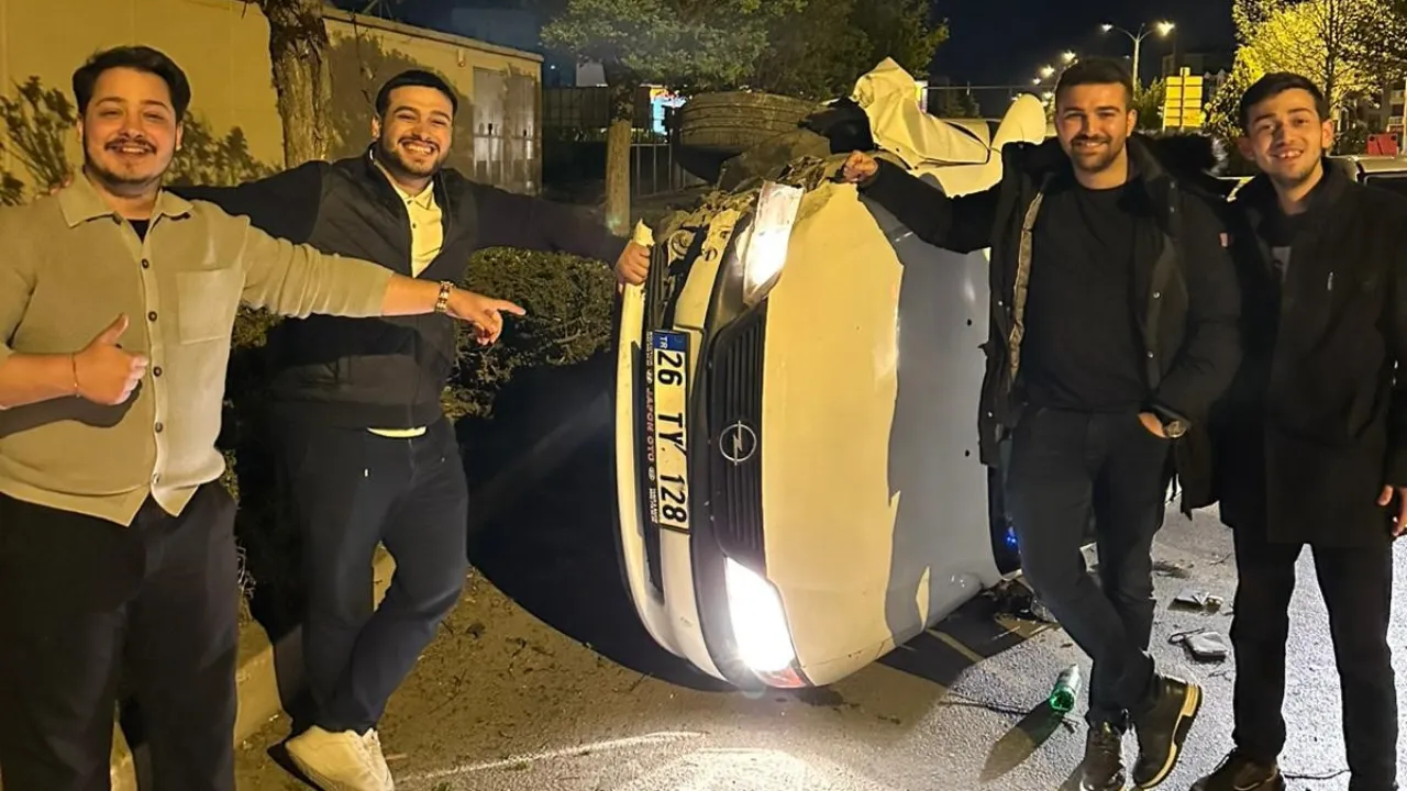 Yan yatan aracı görünce fırsatı kaçırmadılar! Kaza mahallini stüdyoya çevirdiler