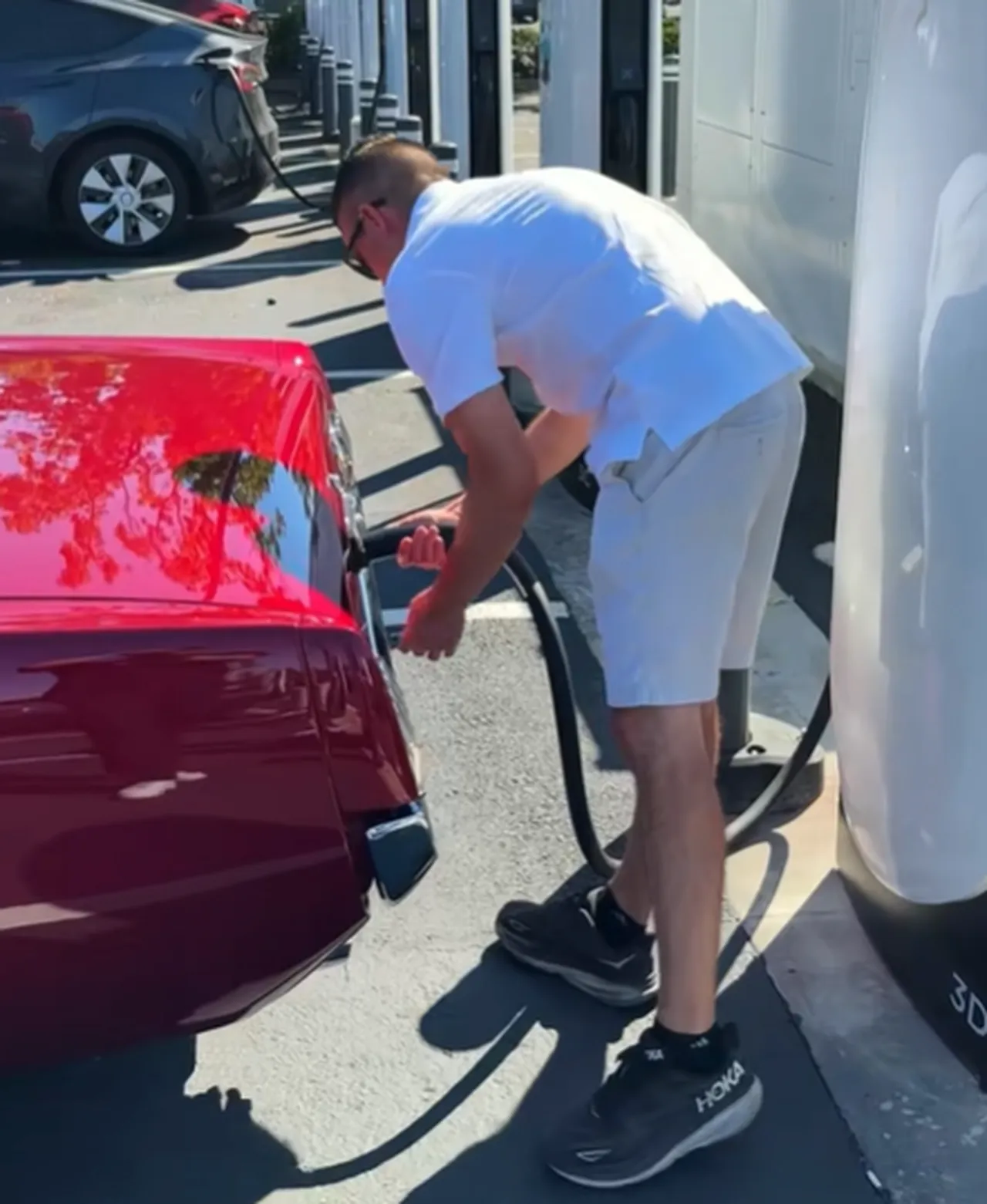 Yolda gören bir daha bakıyor: 1966 model Mustangi Teslaya çevirdi!